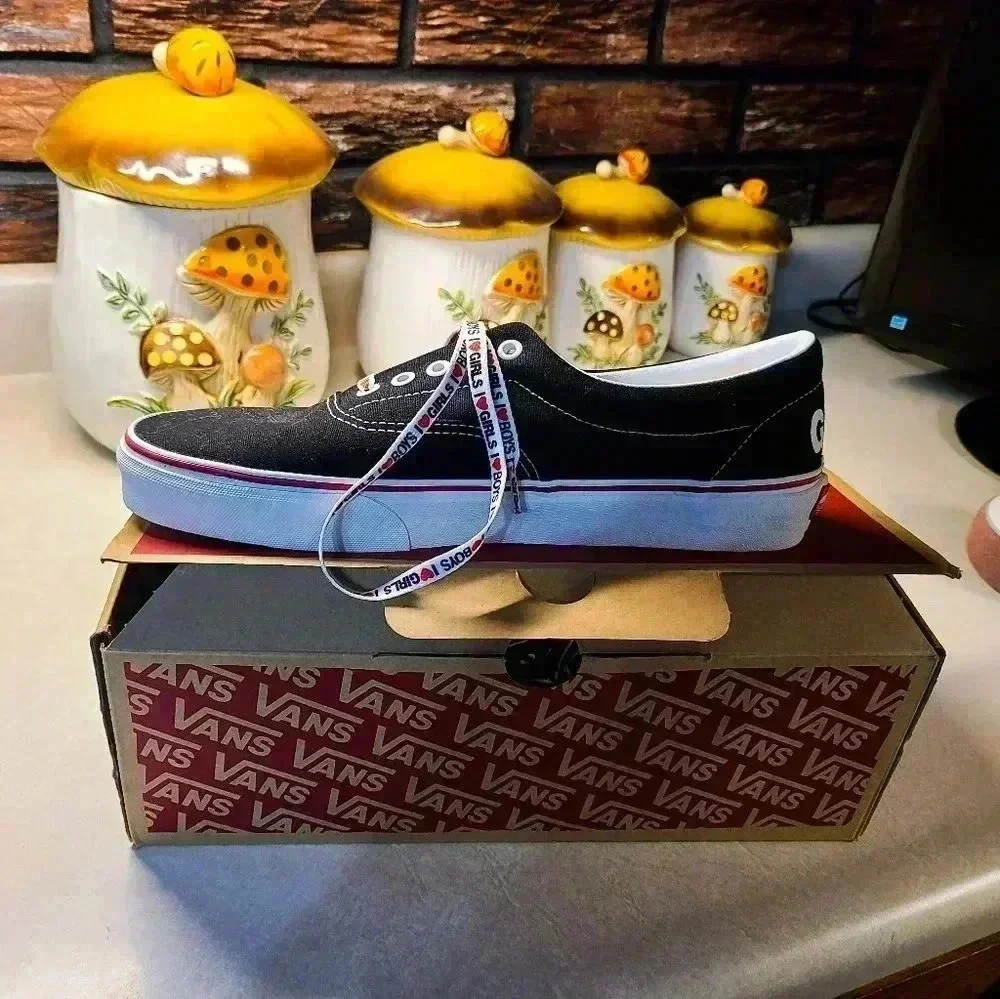 Van's Era Heart Sneaker- Matching Laces - Picture 5 of 7